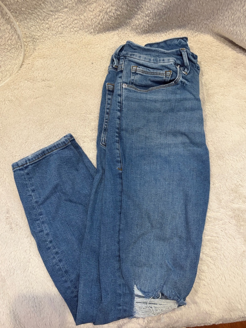 Good American Skinny Jeans in Medium Blue with Distressed Hem